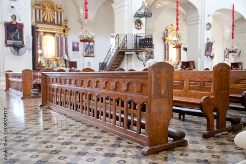 Fotografía old wooden benches in the cathedral.