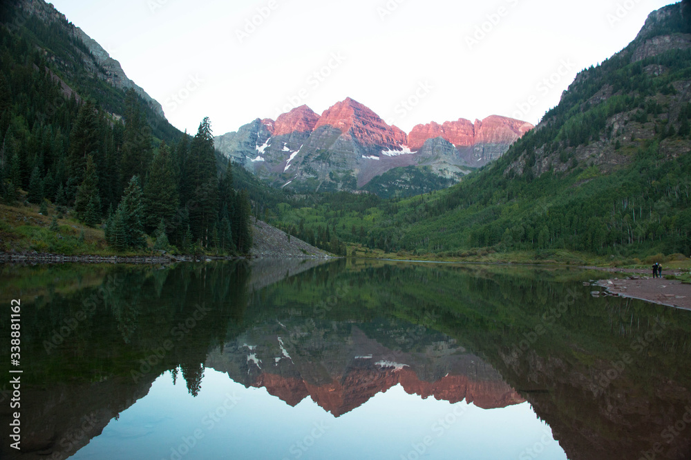 Fototapeta premium Maroon Bells Reflection in Aspen Colorado at sunrise