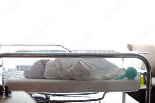 Fotografie A newborn sleeps in her hospital bassinet