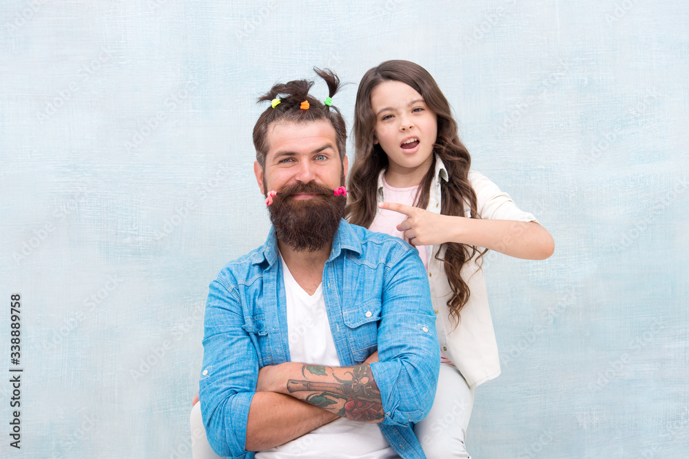 Making me happy. Daughter creating fathers hair. Handsome father with little girl. Happy father and daughter. little girl love her daddy. happy fathers day. family. Fathers day with daughter at home - obrazy, fototapety, plakaty 