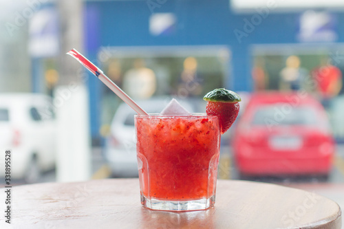 Caipirinhas brasileiras de fruta em mesa de bar photo