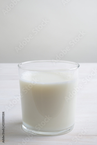 Vaso de leche en la mesa blanca