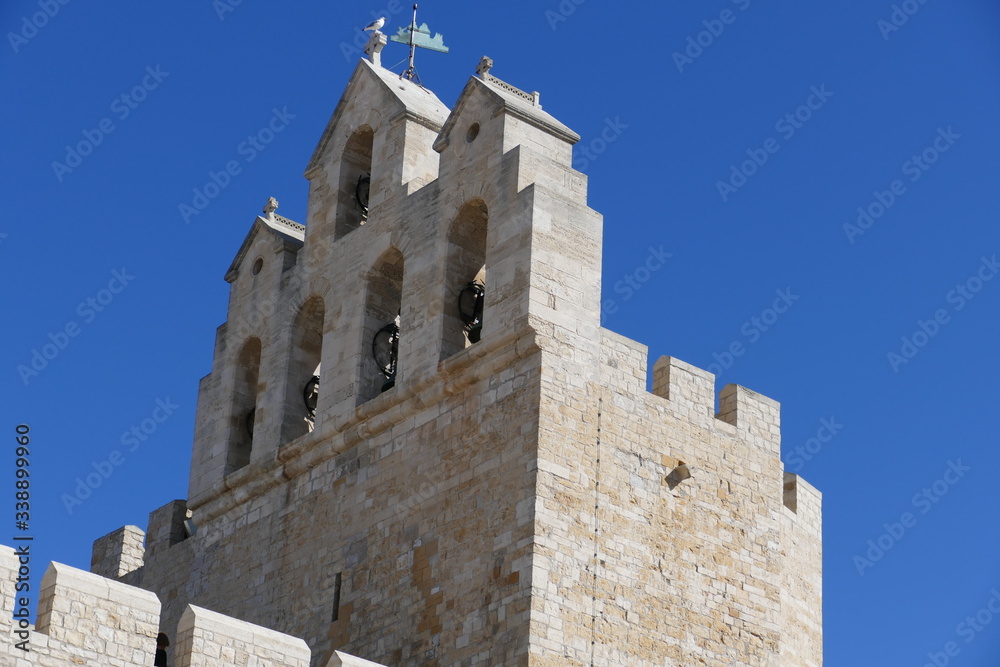 Glockenturm der Kirche Notre-Dame-de-la-Mer in Saintes-Maries-de-la-Mer / Frankreich