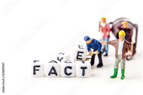 Quadro em tela Learn how to distinguish between credible news as facts and identify information