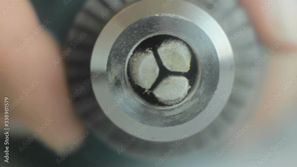 The rotation of the arms to clamp, to tighten the jaws of the Chuck of a drill. The rotation of the arms to clamp, to tighten the jaws of the Chuck of a drill.