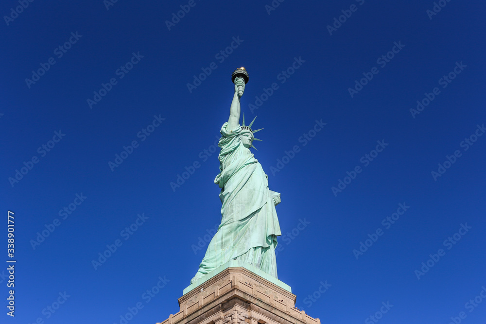 Fototapeta premium tres cuartos estatua libertad