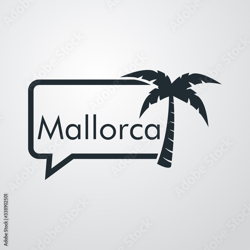 Destino de vacaciones. Logotipo con texto Mallorca en globo de habla con palmera en fondo gris