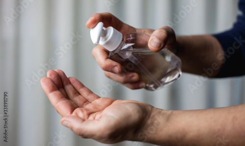 Hombre adulto utilizando gel desinfectante para las manos