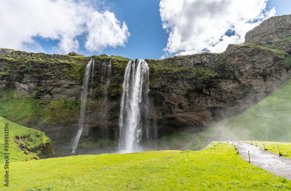 Fototapeta premium The bauty of Seljalandsfoss, iceland