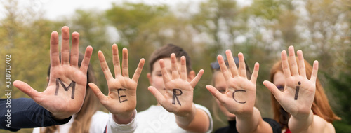 Foto Word merci written on child hands, panoramic