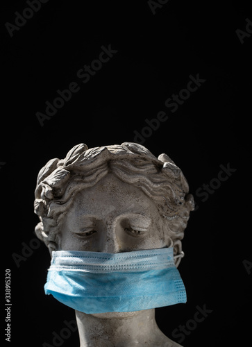 Obraz na płótnie Italian statue in protective blue mask w salonie