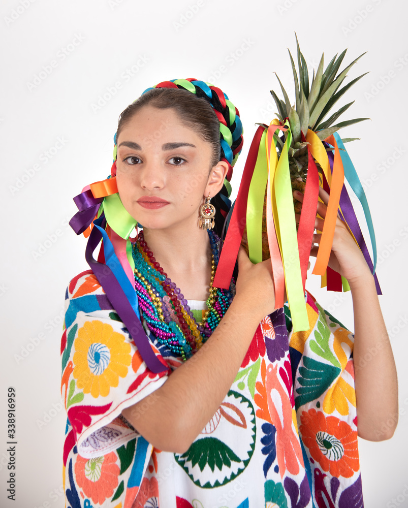 rostro de mujer adolecente latina cabello negro con traje tipico de oaxaca  tuxtepec, flor de piña de la guelaguetza foto de Stock | Adobe Stock