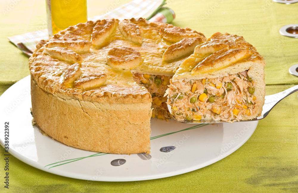 tortas salgadas servidas e pedaços legumes