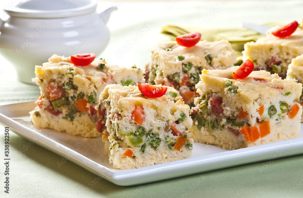 tortas salgadas servidas e pedaços legumes tortas salgadas servidas e pedaços legumes