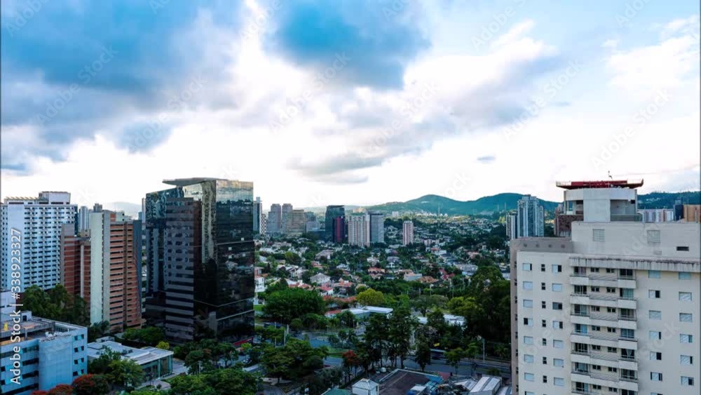 Final de Tarde acelerado com nuvens e carros passando rápido