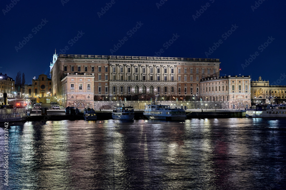 Obraz premium Royal palace in Stockholm in the evening