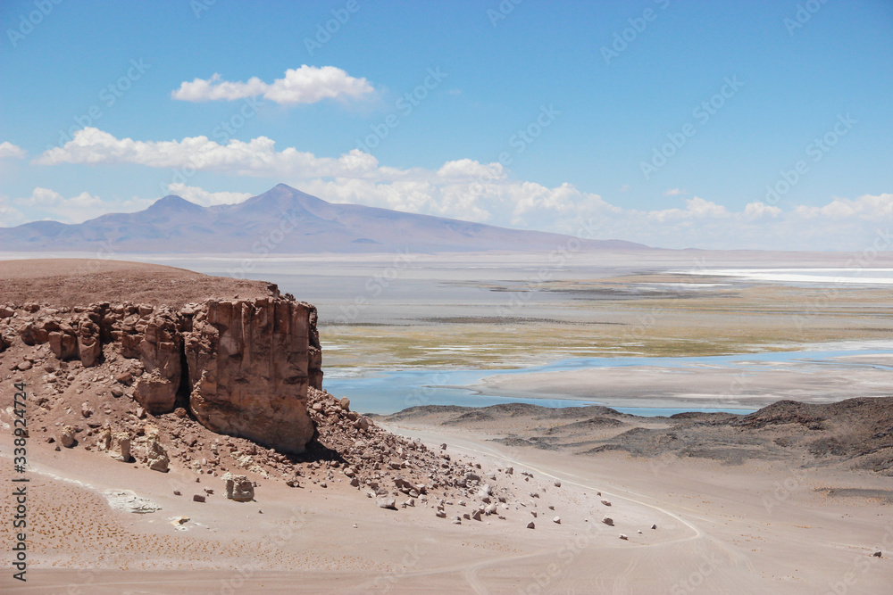 paisaje rocoso altiplánico en chile, cielo y rocas