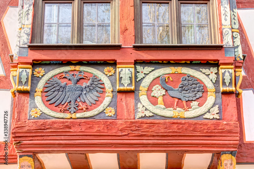 Verzierung an Fachwerkhaus-Bauten im historischen Stadtkern von Bad Camberg in Hessen, Deutschland