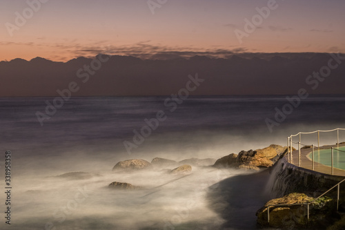 Canvas Print ocean wash and pool