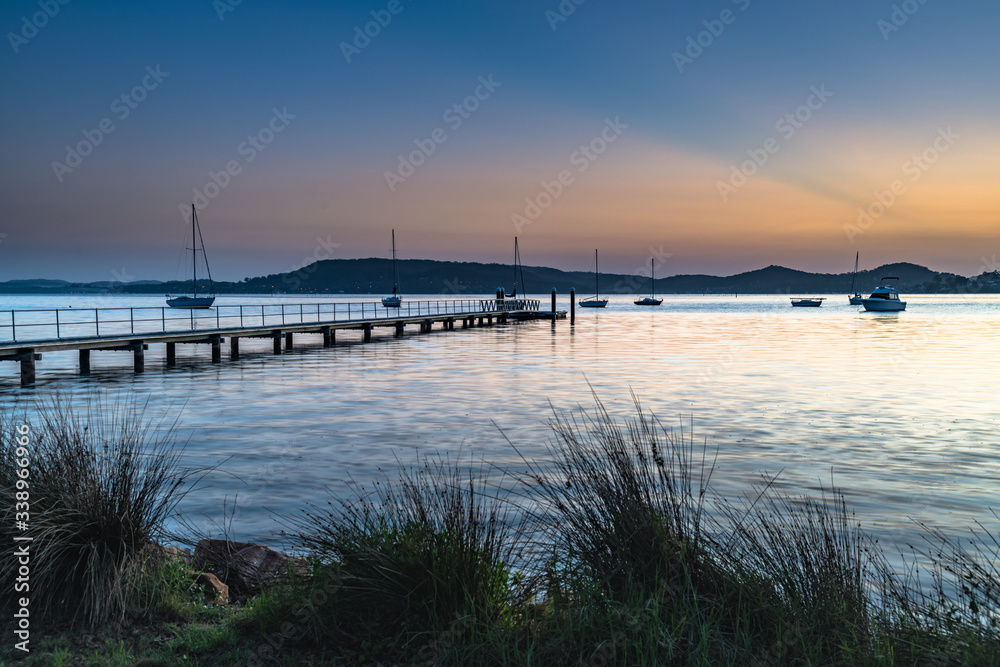 Fototapeta premium Sunrise and a light haze over the Bay
