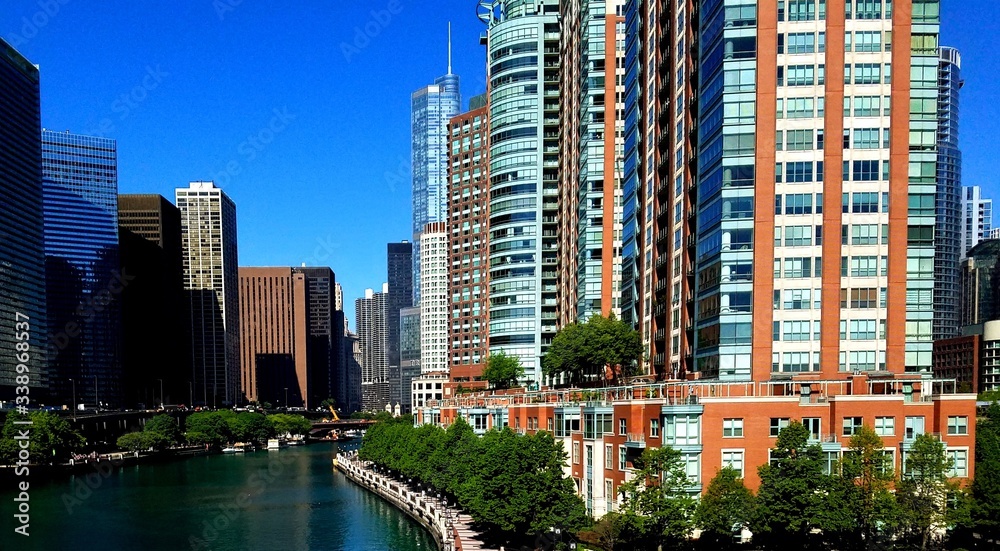 Fototapeta premium chicago river and skyscrapers
