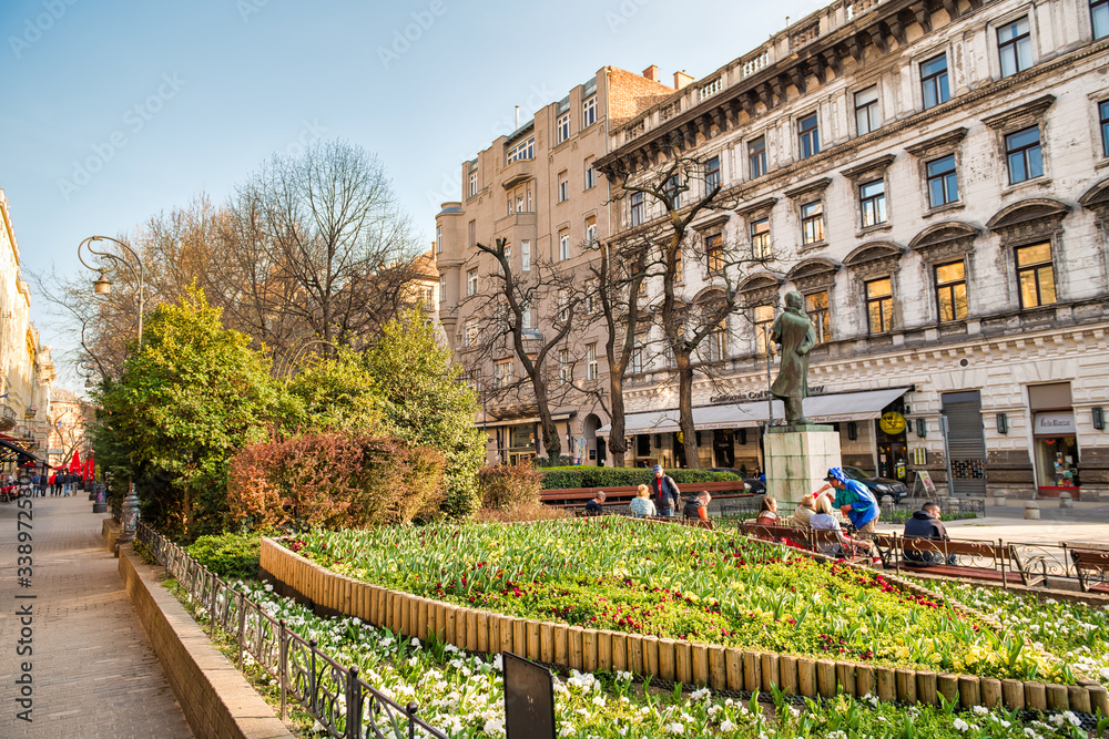 Obraz premium BUDAPEST, HUNGARY - MARCH 30, 2019: Tourists walk along Deak Ferenc square on a beautiful sunny day
