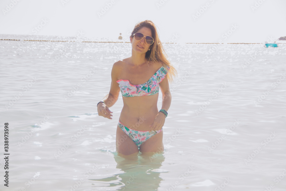 Obraz premium woman bathing in the sea