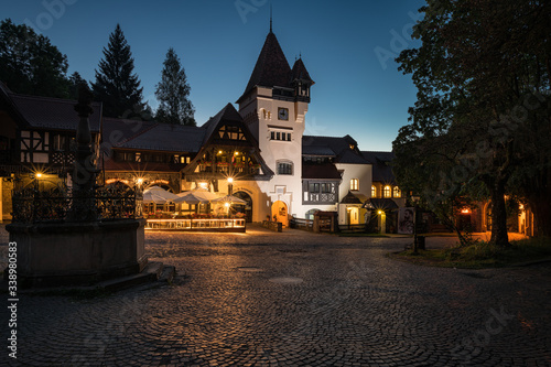 Foto SINAIA, ROMANIA - AUGUST 2019: Vila Economat and La Tunuri, a beautiful hotel, r