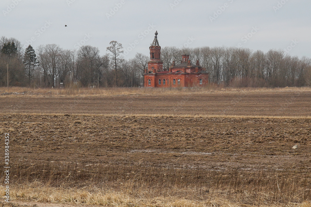 Obraz premium View of an old church Uspenskaya (Church of the Assumption) built in 1892 in the small village Lukinskoe, Leningrad region, Russia.