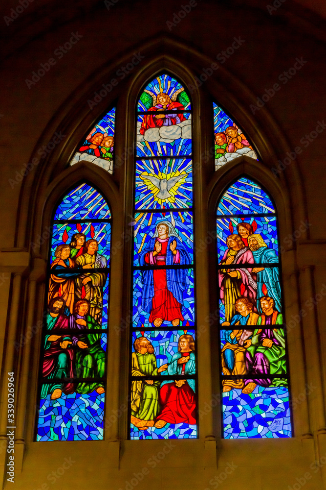 アルムデナ大聖堂のステンドグラス
