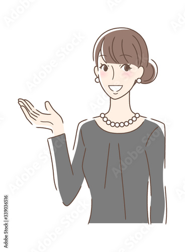 笑顔で手のひらを差し出す女性