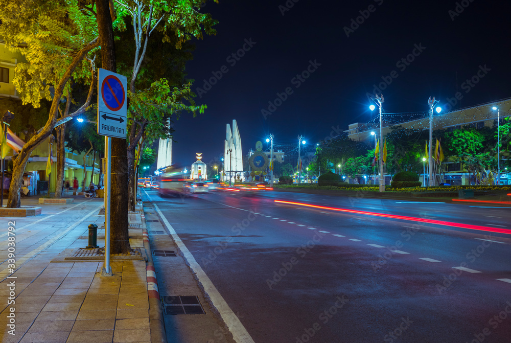 Φωτογραφία Night view of Democracy monument on Ratchadamnoen Road in Bangkok, Thailand