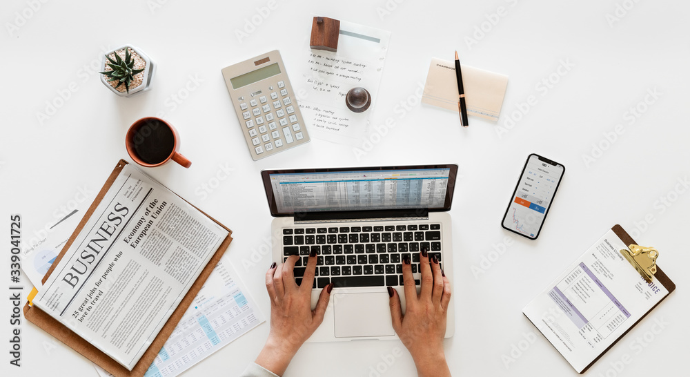 Obraz premium Aerial view of a businesswoman using a laptop