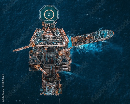 Foto Aerial view of oil rig platform in the middle of ocean.
