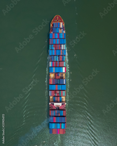 Containers ship © Nazarizal
