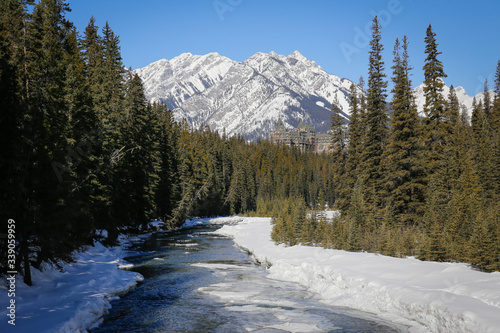 冬の川と山