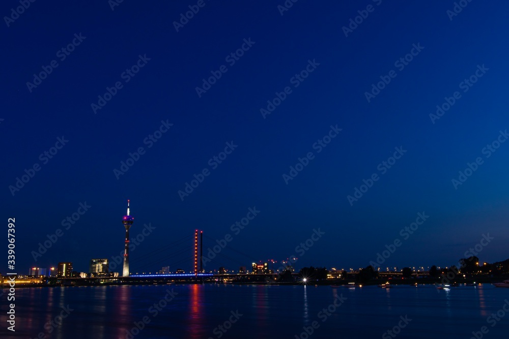 Düsseldorfer skyline and river at night