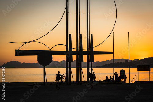 Silhouettes sur le Square Franck Jay Gould à  Antibes, Juan Les Pins