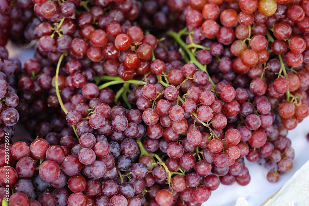 A bunch of purple grapes, a large number of grapes, are on the market. A bunch of purple grapes, a large number of grapes, are on the market.
