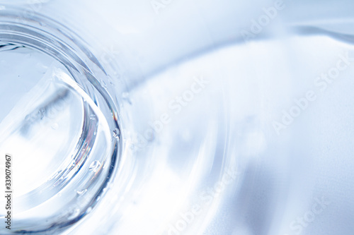 水とグラス。健康や医療、環境やライフスタイルなどのイメージ。