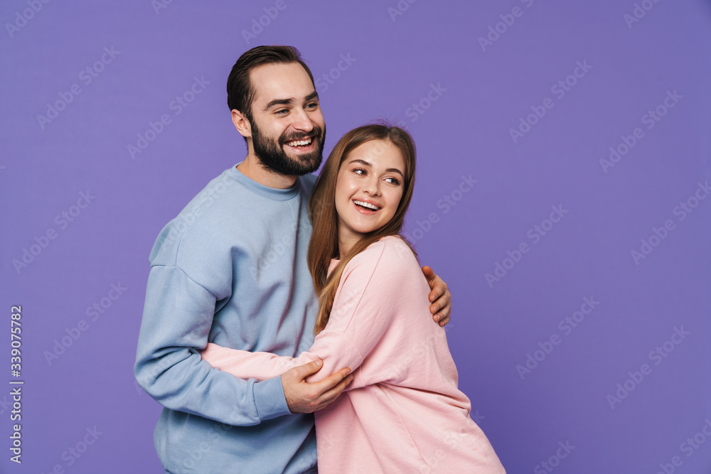 Fototapeta premium Szczęśliwa młoda para miłości na białym tle na fioletowym tle.