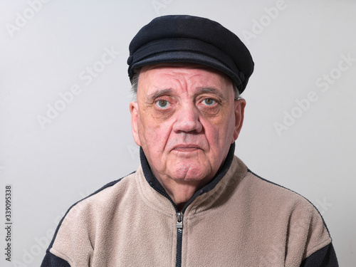 Fotografie, Tablou portrait vieil homme avec casquette sérieux