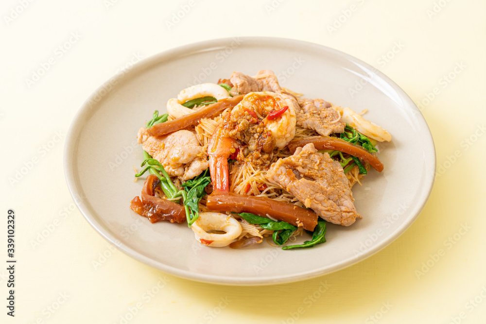 Stir-fried rice vermicelli and water mimosa with mix meat Stir-fried rice vermicelli and water mimosa with mix meat