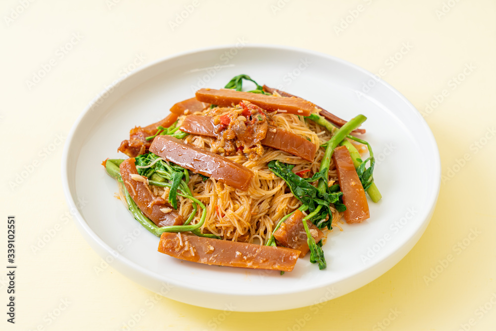 Stir-fried rice vermicelli and water mimosa with pickled squid