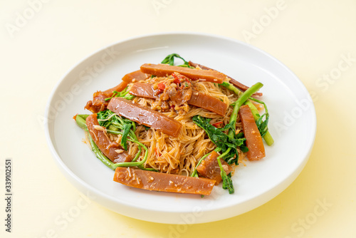 Stir-fried rice vermicelli and water mimosa with pickled squid