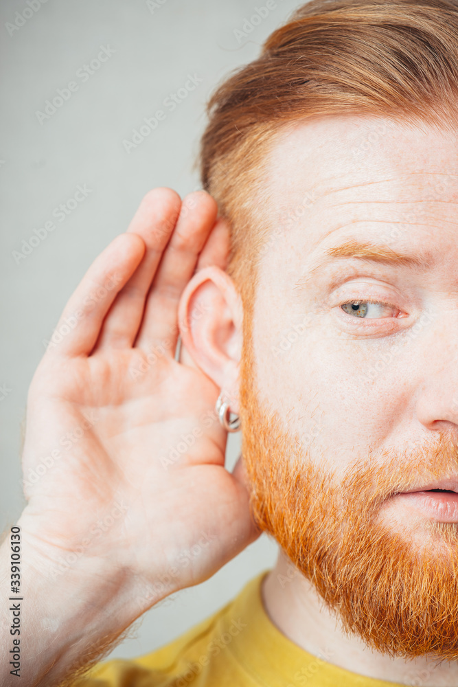 Obraz premium bearded man overhears