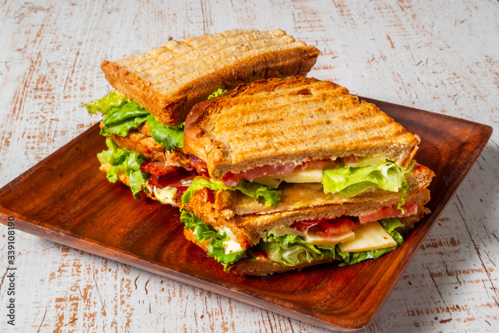 Fototapeta premium 典型的なBLTサンドイッチ(ベーコン、レタス、トマト)