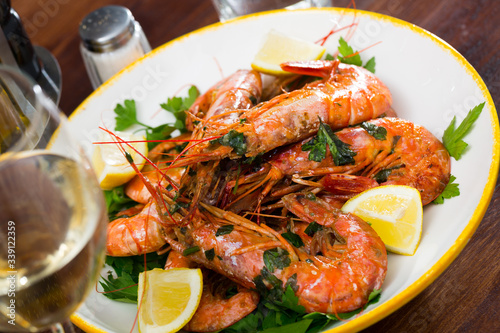 Grilled shrimps with lemon and parsley