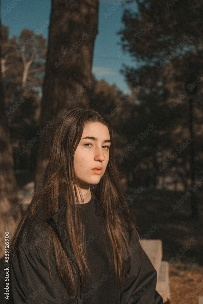 retrato de una bella mujer con un bosque otoñal de fondo retrato de una bella mujer con un bosque otoñal de fondo
