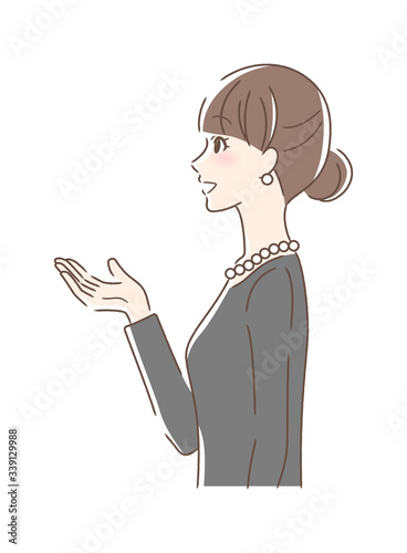 笑顔で手を差し出す横顔の女性